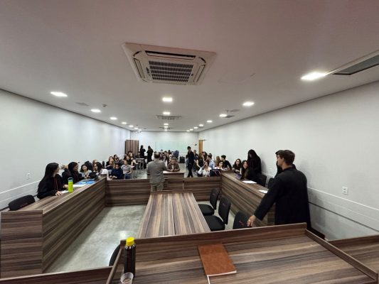 Alunos do curso de Direito da Faculdade IPOG durante Júri simulado