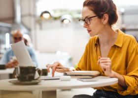 ROI da pós-graduação: profissional analisa gráfico de crescimento salarial após a especialização