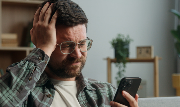 TCC para ludopatia - homem com celular na mão apostando em bets.