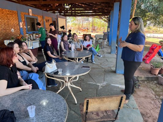  Instrutora Karine Stringheta recebe os estudantes e apresenta o funcionamento do serviço.