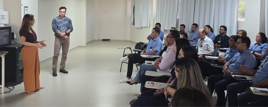 Aluno Carlos Henrique durante treinamento de IA com colaboradores